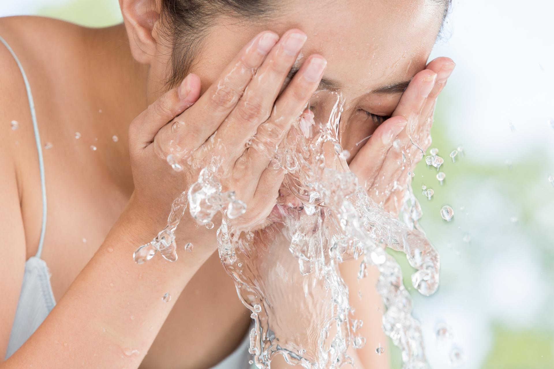 Frische Gesichtspflege mit klarem Wasser
