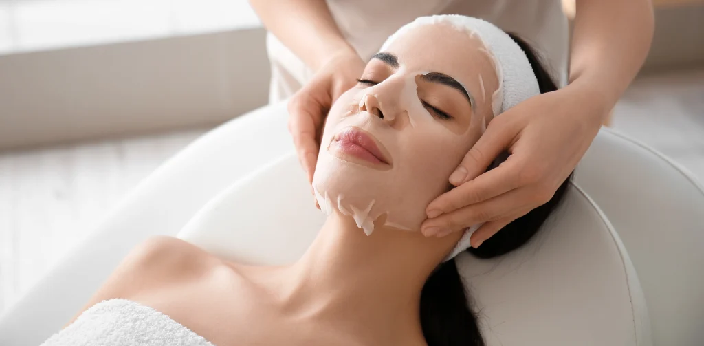 Kosmetische Gesichtsbehandlung mit professioneller Maske